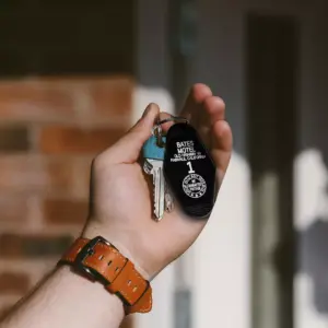 Toynk Bates Motel Keychain | Key Tag From The Movie Psycho | Horror Movie Collectible