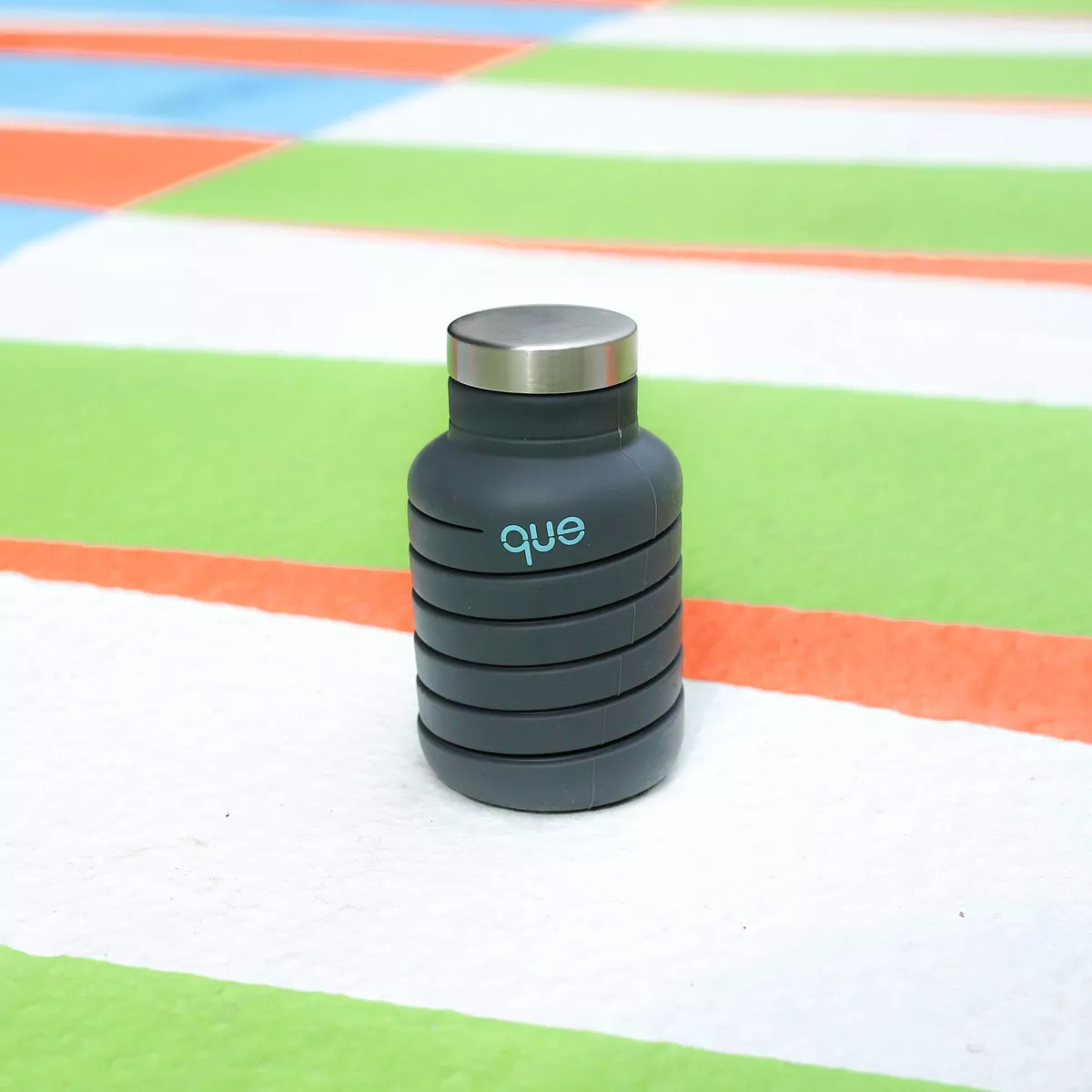 20oz que Bottle Metallic Charcoal