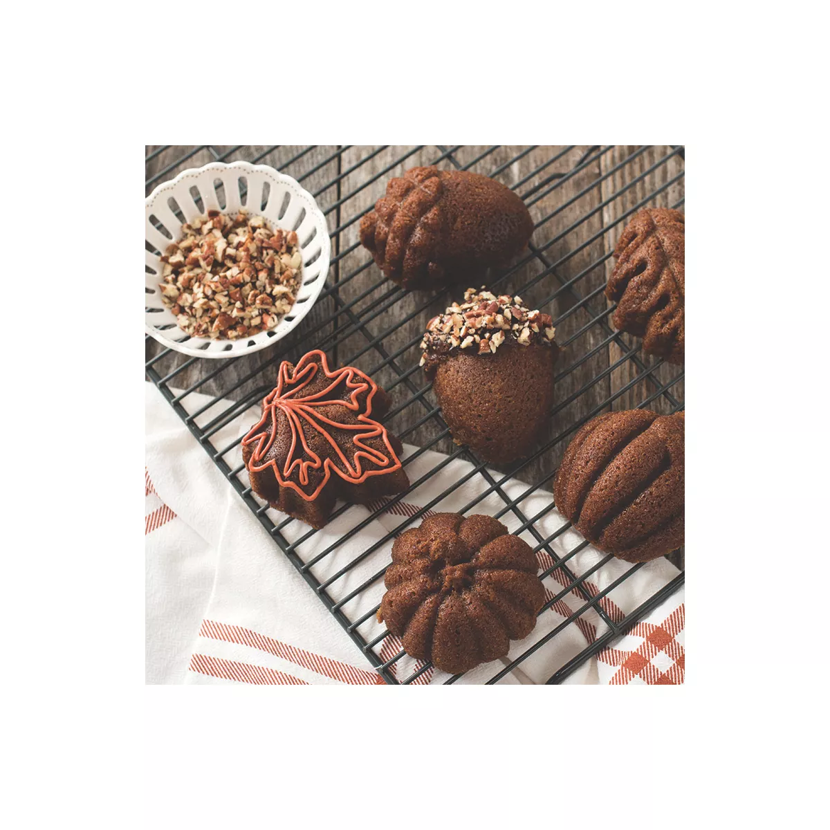 Nordic Ware Autumn Treats Pan, Bronze