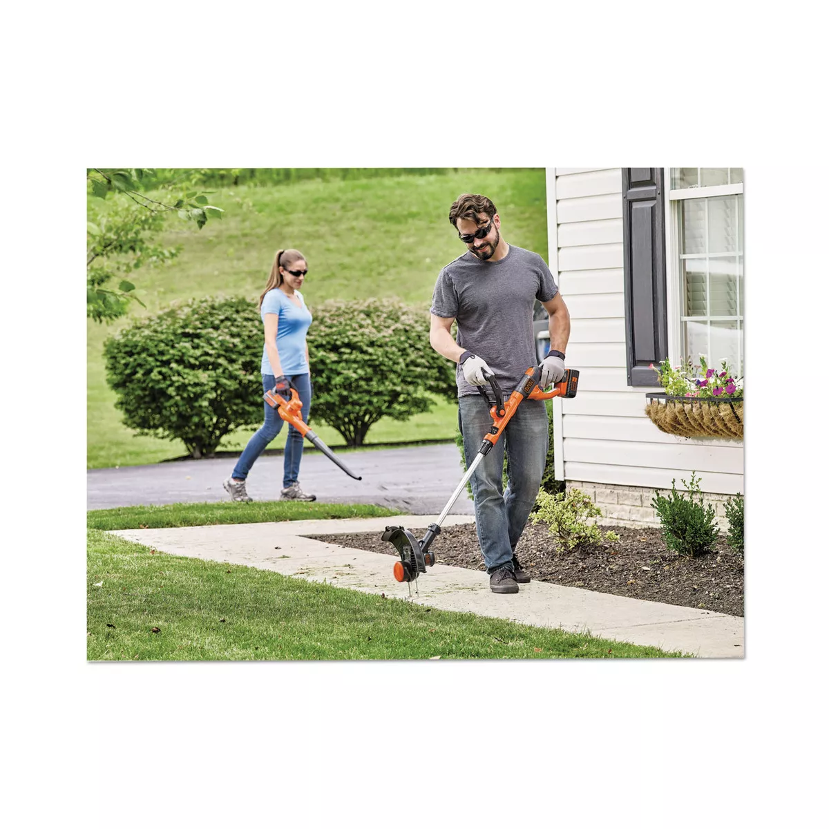 Black & Decker LCC340C 40V MAX Automatic Feed Spool Lithium-Ion 13 in. Cordless String Trimmer/Edger/ Sweeper Combo Kit (2 Ah)