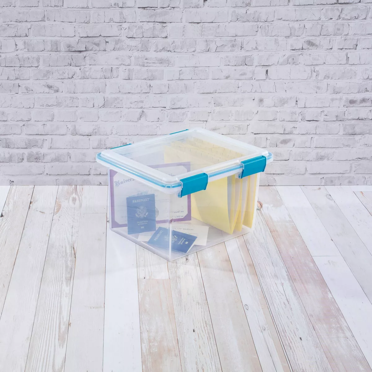 Sterilite 32qt Gasket Box Clear with Blue Latches