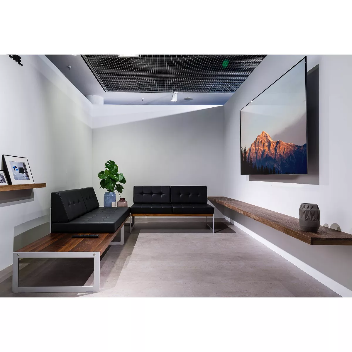Core Innovations Tilting TV Mount 30 - 79
