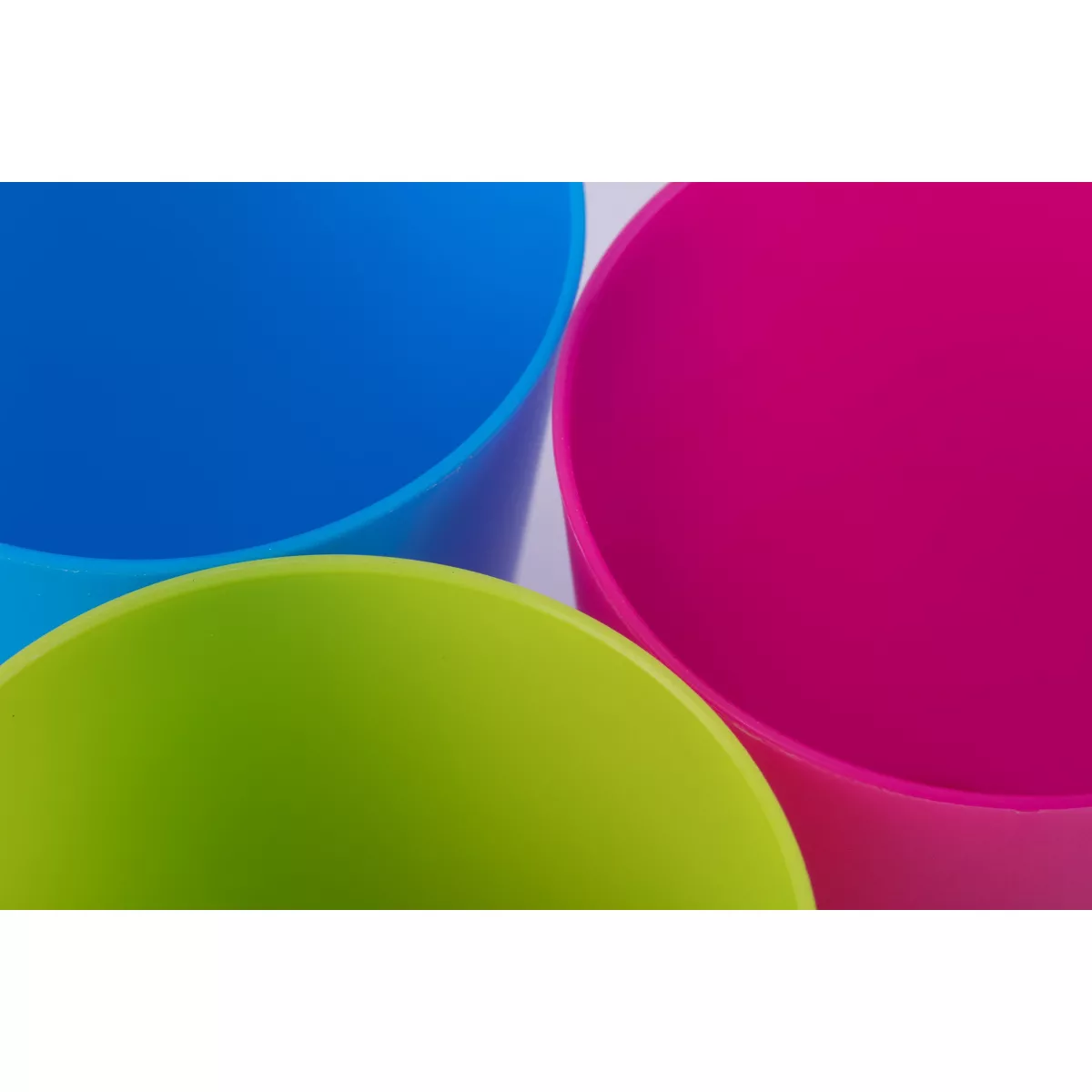 Basicwise Plastic Reusable Cups 7 OZ Set of 6 (2 Red, 2 Green, 2 Blue)