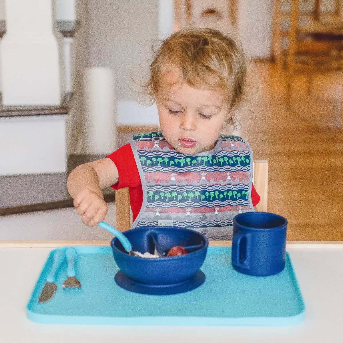 green sprouts Snap & go Wipe-off Bibs Blue Dinosaurs 9-18M - 3pk